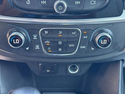 Used 2022 Chevrolet Traverse LT image 23