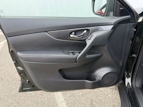 Used 2020 Nissan Rogue SV image 16