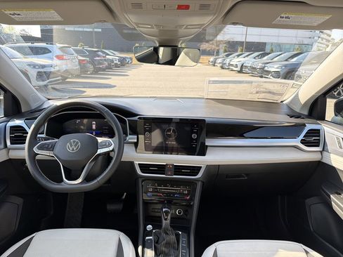 New 2026 Volkswagen Taos SE FWD image 21
