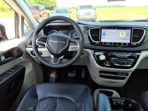 Used 2024 Chrysler Pacifica Touring-L FWD image 23