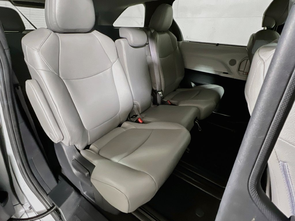 Certified 2025 Toyota Sienna XLE FWD image 24
