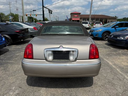Used 2000 Lincoln Town Car Executive RWD image 4