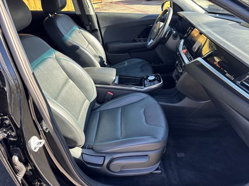 Used 2022 Kia Niro EX Premium w/ Cold Weather Package image 13
