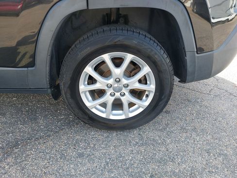 Used 2016 Jeep Cherokee Sport image 33
