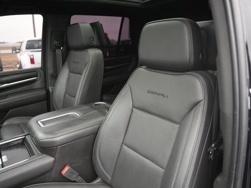 Used 2021 GMC Yukon Denali w/ Denali Premium Package image 10