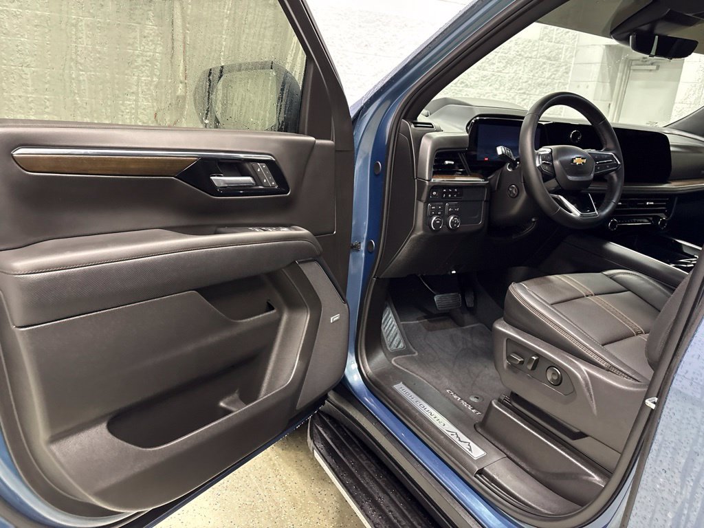 Used 2025 Chevrolet Tahoe High Country AWD/4WD image 12