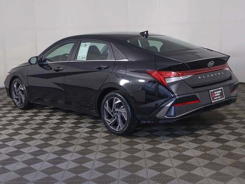Used 2025 Hyundai Elantra SEL FWD image 9
