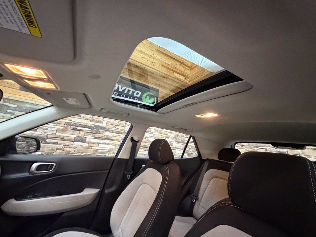 Used 2024 Hyundai Venue SEL FWD image 34