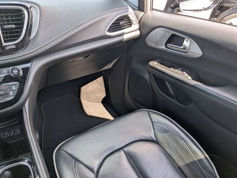 Used 2025 Chrysler Pacifica Limited FWD image 16