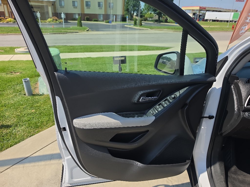 Used 2020 Chevrolet Trax LS w/ Tint and Cruise Package FWD image 18