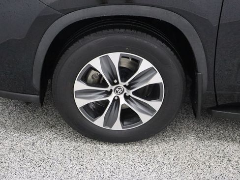 Used 2022 Toyota Highlander XLE FWD image 11