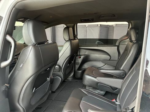 New 2026 Chrysler Pacifica Select AWD/4WD image 17