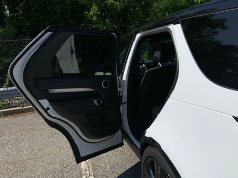 Certified 2025 Land Rover Discovery Dynamic SE image 12