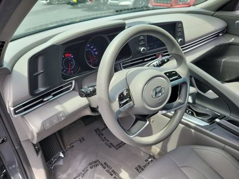 Certified 2023 Hyundai Elantra SE FWD image 17