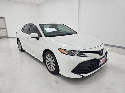 Used 2020 Toyota Camry LE image 2