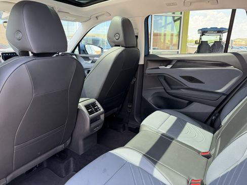 Used 2025 Volkswagen Tiguan SE AWD/4WD image 32