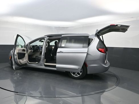 Used 2017 Chrysler Pacifica Touring-L w/ Tire & Wheel Group image 38