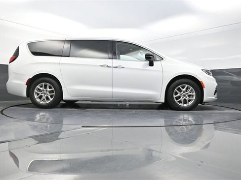 Used 2024 Chrysler Pacifica Touring-L image 32