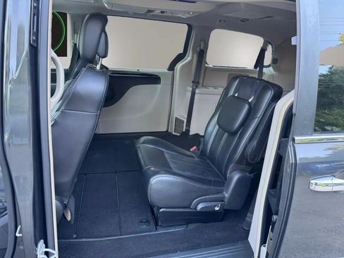 Used 2012 Chrysler Town & Country Limited w/ Luxury Group FWD image 19