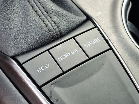 Used 2022 Toyota Camry SE image 25