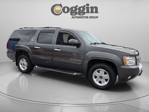 Used 2010 Chevrolet Suburban LT w/ Luxury Package AWD/4WD image 7