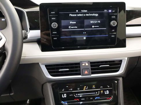 Certified 2025 Volkswagen Taos SE w/ Panoramic Sunroof Package image 10