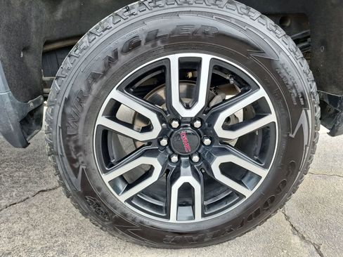 Used 2023 GMC Sierra 1500 AT4 w/ Technology Package AWD/4WD image 14