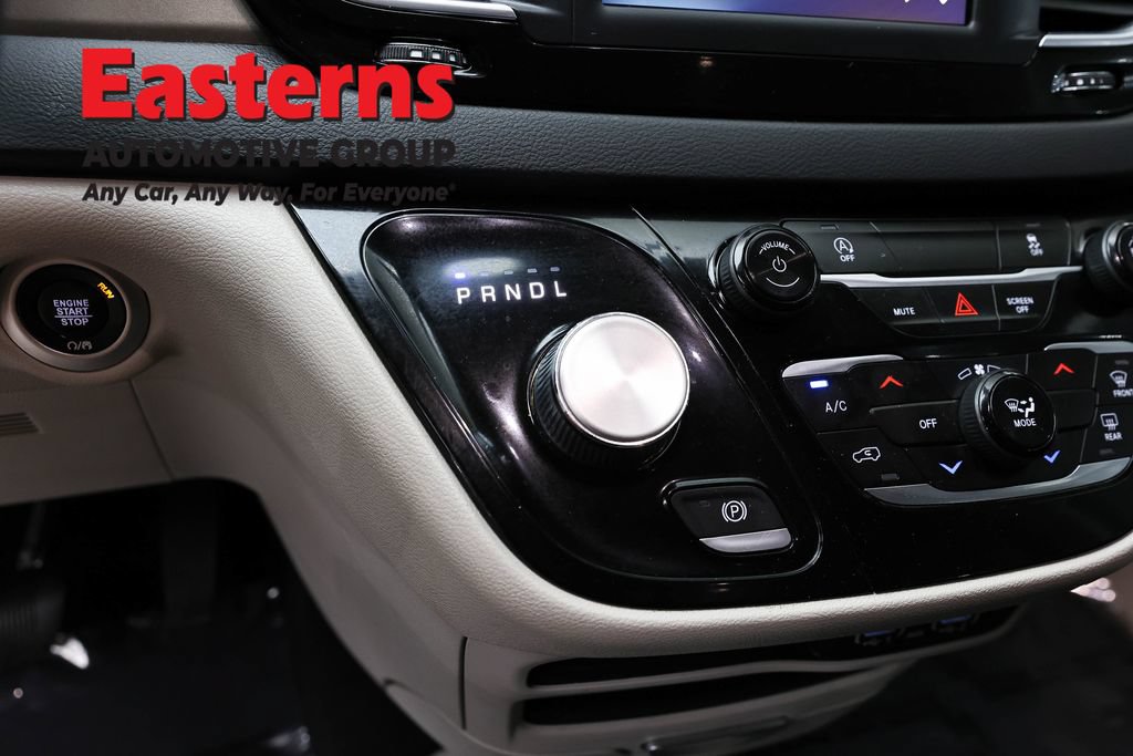 Used 2022 Chrysler Voyager LX FWD image 14