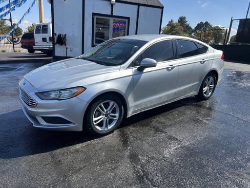 Used 2018 Ford Fusion SE w/ Fusion SE Technology Package image 3