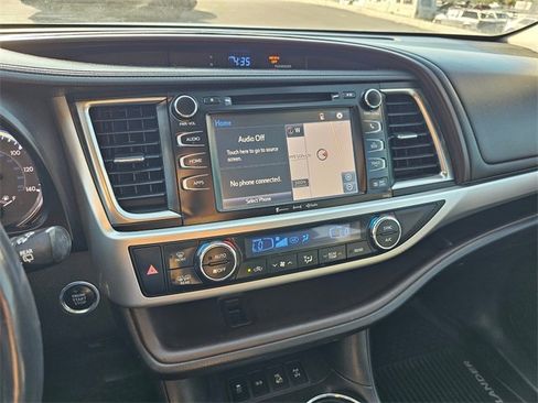 Used 2016 Toyota Highlander XLE image 19