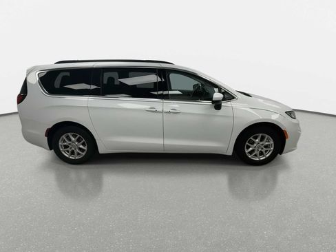 Used 2023 Chrysler Pacifica Touring-L FWD image 9