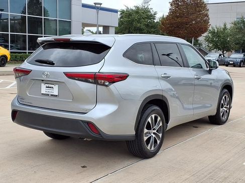 Used 2023 Toyota Highlander XLE FWD image 4