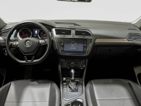 Used 2018 Volkswagen Tiguan SE w/ Panoramic Sunroof Package FWD image 16