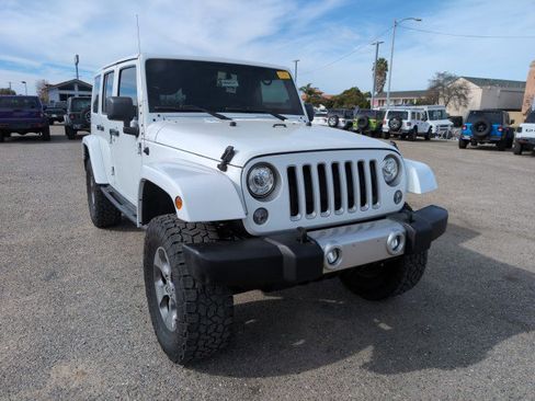 Used 2018 Jeep Wrangler Unlimited Sahara image 2