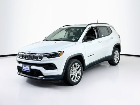 Used 2022 Jeep Compass Latitude w/ Sun and Sound Group AWD/4WD image 1