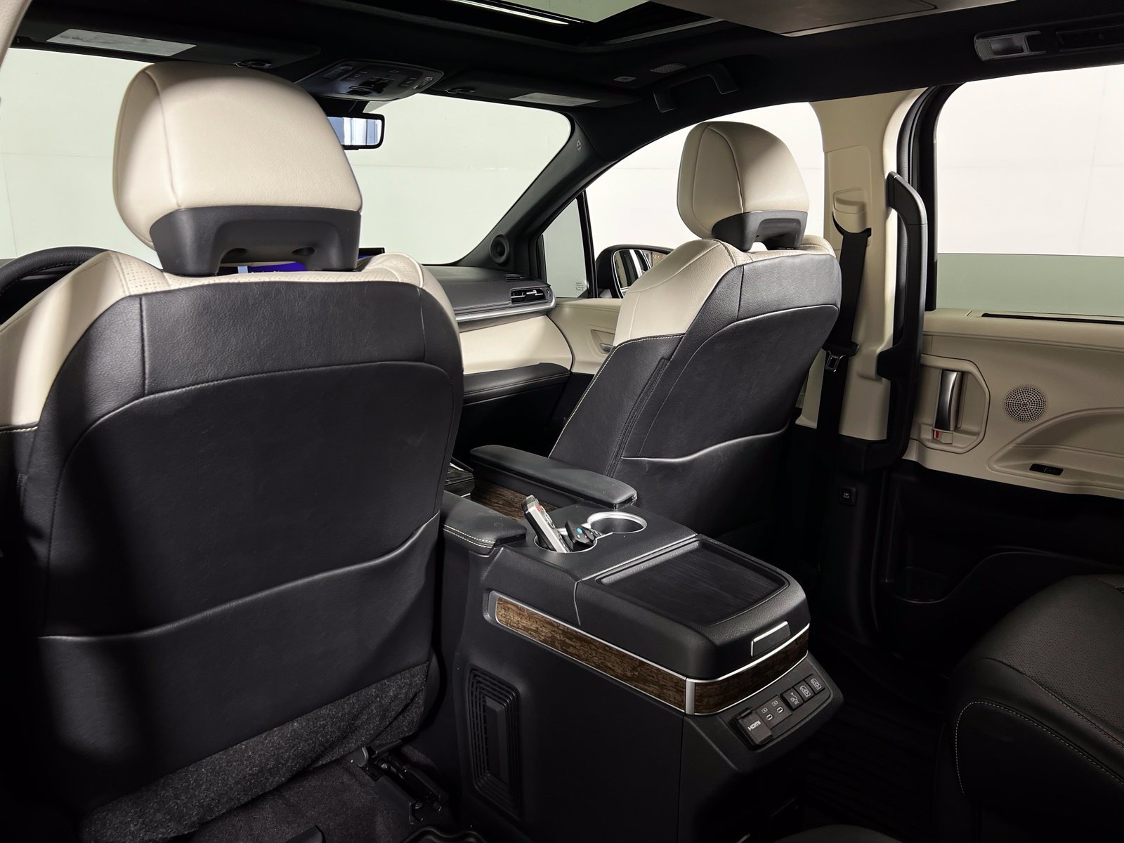 Certified 2025 Toyota Sienna Platinum FWD image 24
