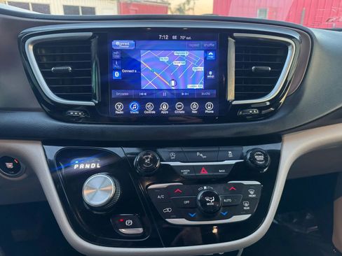 Used 2017 Chrysler Pacifica Touring-L Plus FWD image 44