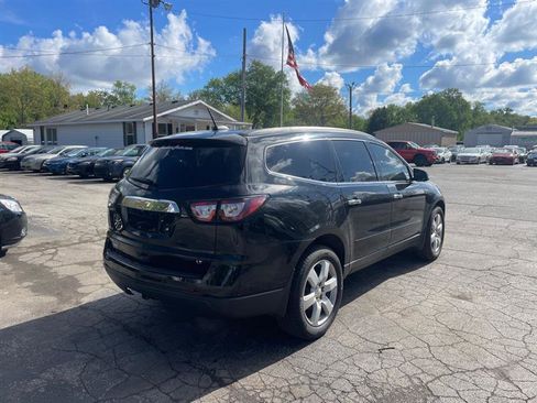 Used 2017 Chevrolet Traverse LT w/ Style and Technology Package FWD image 5