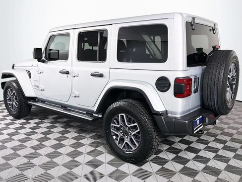 Used 2024 Jeep Wrangler Unlimited Sahara w/ Technology Group AWD/4WD image 8
