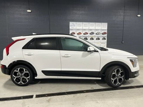 New 2025 Kia Niro EX Touring image 24
