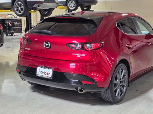 Used 2020 MAZDA MAZDA3 Hatchback w/ Preferred Package FWD image 11