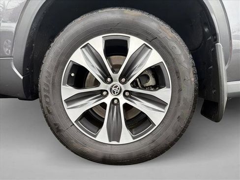 Certified 2022 Toyota Highlander XLE image 9