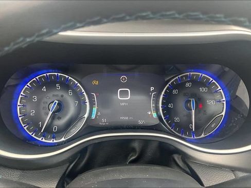Used 2021 Chrysler Pacifica Touring-L FWD image 19