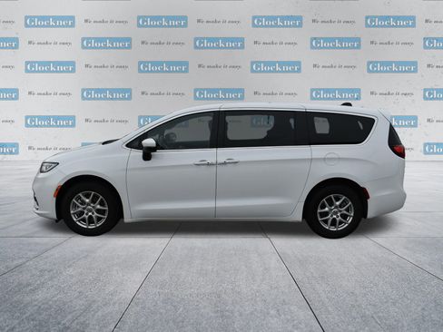 Used 2023 Chrysler Pacifica Touring FWD image 10
