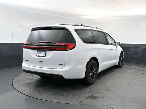 Used 2022 Chrysler Pacifica Touring-L w/ S Appearance Package AWD/4WD image 5