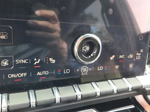 Used 2025 GMC Yukon Denali AWD/4WD image 35
