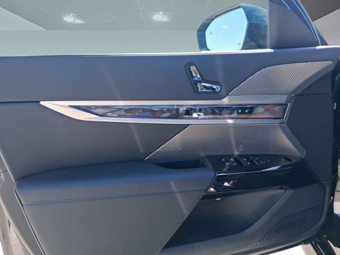 New 2026 BMW 750e xDrive w/ Premium Package image 18