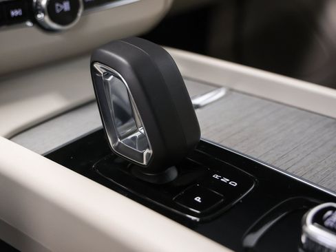 Used 2025 Volvo XC60 B5 Plus w/ Protection Package Premier image 40