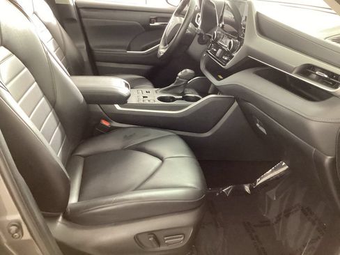 Used 2023 Toyota Highlander XLE AWD/4WD image 25