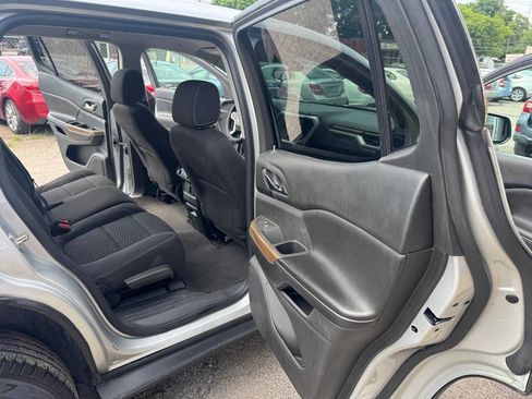 Used 2017 GMC Acadia SLE image 16